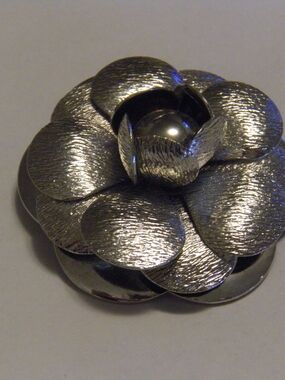 Vintage Lieb USA Glossy Silver Tone Floral Flower Statement Scarf Clip